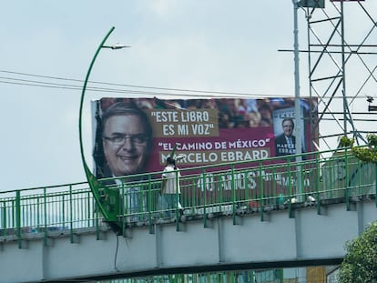 Un espectacular con la imagen de Marcelo Ebrard, en la ciudad de Toluca, el pasado 31 de mayo.