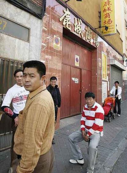 Un grupo de ciudadanos chinos, frente a un almacén en Usera.