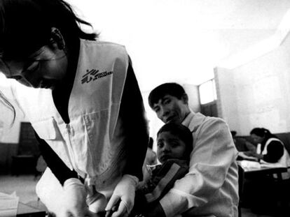Una doctora de Médicos Sin Fronteras toma una muestra de sangre a un niño suramericano para diagnosticar el Chagas.