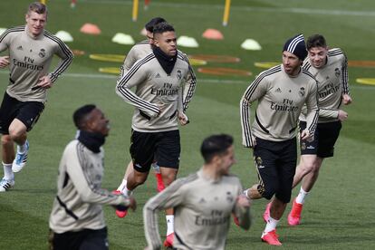 Los jugadores del Real Madrid se ejercitan durante un entrenamiento en Valdebebas, el pasado mes de marzo.