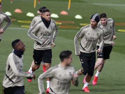 Los jugadores del Real Madrid se ejercitan durante un entrenamiento en Valdebebas, el pasado mes de marzo.