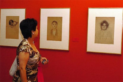 Una mujer observa unos dibujos que componen la exposición <i>Mujeres</i>, la primera monográfica que se dedica en España a este artista vienés.