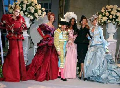 John Galliano posa el lunes en París con cinco de las modelos que mostraron su colección para el próximo otoño-invierno.