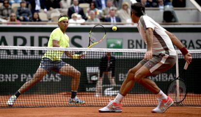 Rafael Nadal (a la izquierda) y Roger Federer, durante el partido de semifinal de Roland Garros. El tenista mallorquín derrotó al suizo, su gran rival, en el choque más esperado del torneo parisiense.