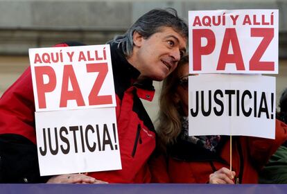 Los promotores del manifiesto 'No en mi nombre' protestan en Madrid y en otras ciudades de España para mostrar su rechazo a los atentados terroristas perpetrados en París y en Líbano y a los bombardeos contra la población civil siria. En la imagen, manifestación en Madrid.