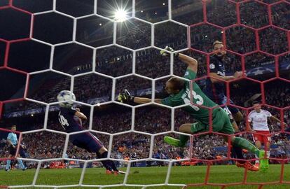 Oblak no puede evitar el primer gol del Benfica.