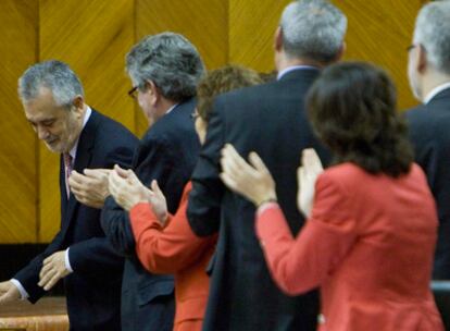 Consejeros del Gobierno aplauden a Griñán al término del debate del estado de la comunidad.