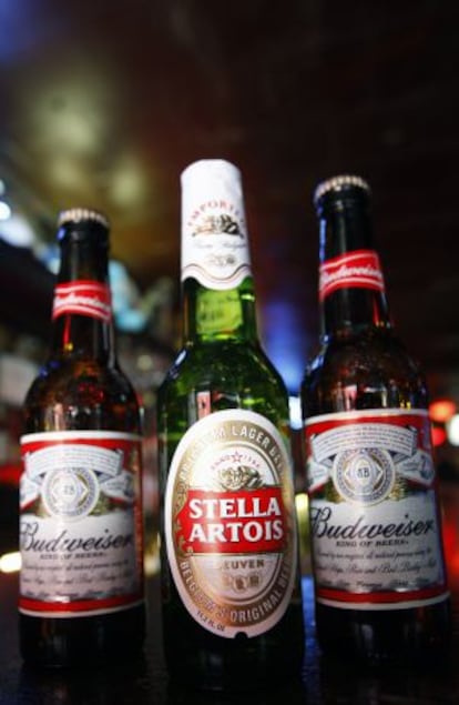 Botellas de cervezas Budweiser, de Anheuser- Bush y Stella Artois.