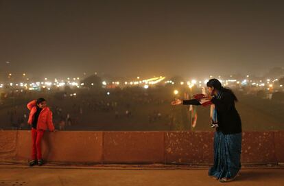 Una niña posa para su madre para una foto, durante la celebración 'Beating the Retreat' en Nueva Delhi (India), 29 de enero de 2014.