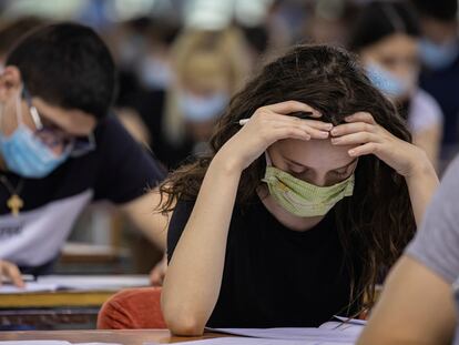 Estudiantes, durante un examen de acceso a la universidad.