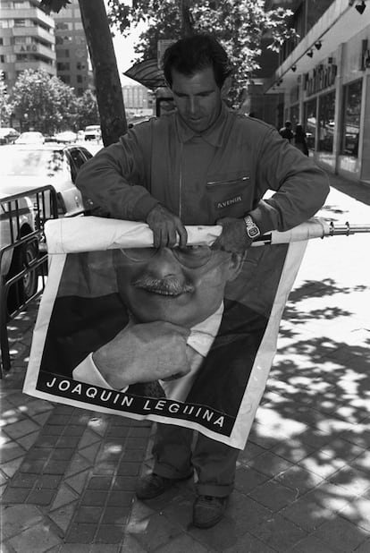 Un operario del Ayuntamiento de Madrid retira un cartel electoral de Joaquín Leguina en la calle Príncipe de Vergara tras las elecciones municipales y autonómicas del 28 de mayo de 1995. El socialista Joaquín Leguina perdía ante el popular Alberto Ruiz-Gallardón. De los 103 escaños, 54 fueron para el Partido Popular, 32 para el PSOE y 17 para Izquierda Unida. Tras 12 años en el Gobierno de la Comunidad, Leguina recomendaba a su sucesor: "Que se ande con cuidado, porque todo el mundo pretenderá saquearle con los presupuestos".