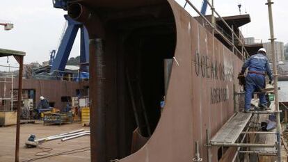 Un operario trabaja en las instalaciones de los astilleros Zamakona en Pasaia (Gipuzkoa).