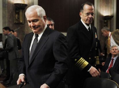 El secretario de Defensa, Robert Gates, junto al jefe del Estado Mayor de las Fuerzas Armadas, Mike Mullen.