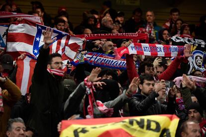 Hinchas del Atlético animan a su equipo, antes del inicio del partido. 