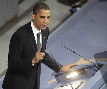 Barack Obama, presidente de EE UU, habla en la ceremonia del Premio Nobel de la Paz, celebrado en el Ayuntamiento de Oslo, el 10 de diciembre de 2009. Obama, que se convirtió en presidente a principios de 2009, fue reconocido ese año "por sus extraordinarios esfuerzos para fortalecer la diplomacia internacional y la cooperación entre los pueblos". Obama fue el tercer presidente estadounidense en ganar el premio, tras Theodore Roosevelt en 1906 y Woodrow Wilson en 1919.