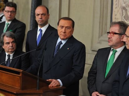 Berlusconi se dirige a los medios tras su reuni&oacute;n con Napolitano.