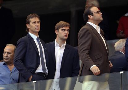 El seleccionador nacional de fútbol, Julen Lopetegui (i), minutos previos al inicio del partido.