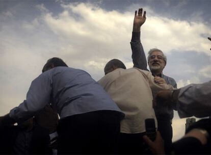 Musaví saluda a sus partidarios en su última aparición, el 15 de junio.