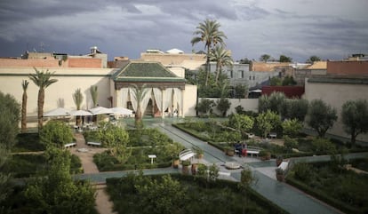 Turistas visitan el Jard&iacute;n Secreto de Marrakech en los d&iacute;as previos a la COP22.