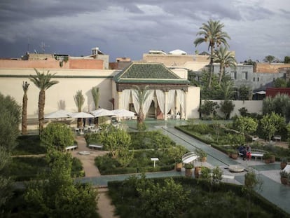 Turistas visitan el Jard&iacute;n Secreto de Marrakech en los d&iacute;as previos a la COP22.