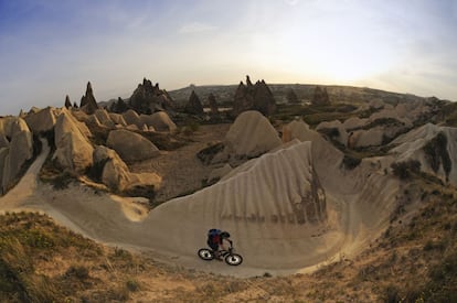 En bici por el valle de Devrent, cerca de Göremem, en la Capadocia (Turquía).