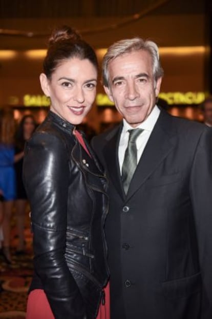 Imanol Arias y su pareja actual, Irene Meritxell, en los premios Antena de Oro, en noviembre de 2014.