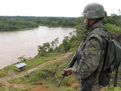 Un soldado ecuatoriano vigila la frontera con Colombia en el río San Miguel en mayo de 2008.
