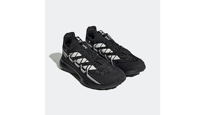 Zapatillas de senderismo Adidas sobre fondo blanco.