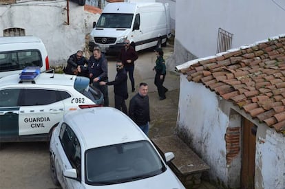 Bernardo Montoya es conducido por la Guardia Civil a su domicilio en El Campillo.