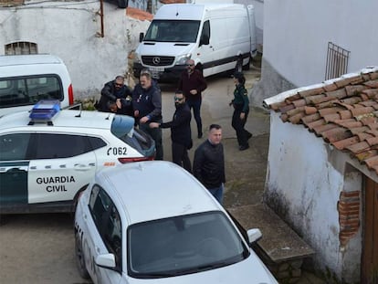Bernardo Montoya es conducido por la Guardia Civil a su domicilio en El Campillo.