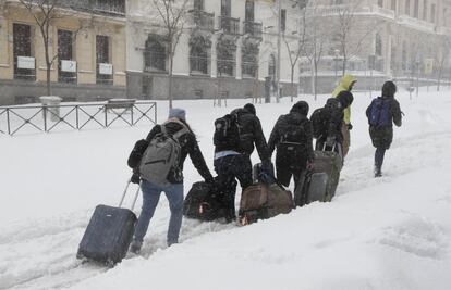 Un grupo de turistas tratan de llegar a su hotel, en la calle de Santa Engracia.