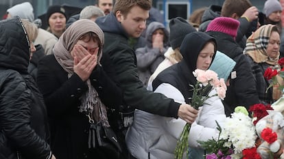 Ciudadanos rusos depositan flores en el Crocus City Hall, en la periferia de Moscú, donde se produjo el atentado terrorista el pasado viernes 22.