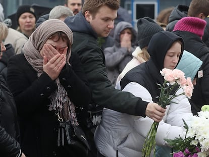 Ciudadanos rusos depositan flores en el Crocus City Hall, en la periferia de Moscú, donde se produjo el atentado terrorista el pasado viernes 22.