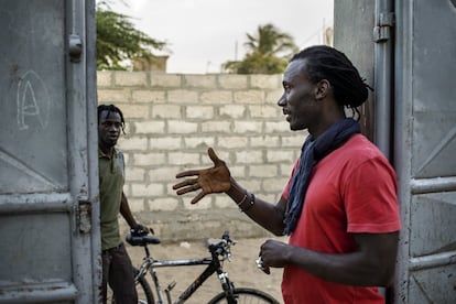 Issa Kouyate, fundador de la Casa de la Estación, también ahce rondas para localizar a niños mendigos por la calle. 