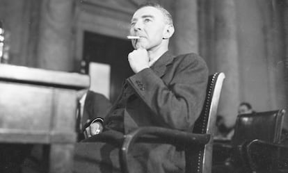 Robert Oppenheimer declarando en el Congreso de los Estados Unidos.