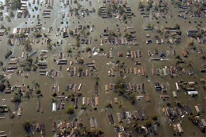 Casas de Nueva Orleans, semicubiertas por las aguas tras el paso del huracán Katrina.