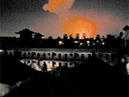 Imagen de la explosión en una discoteca de la isla indonesia.