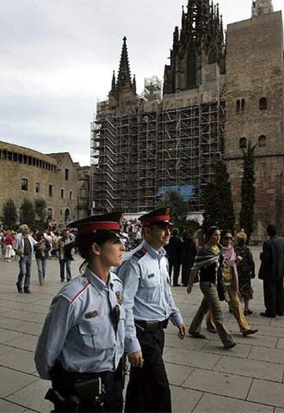Dos <i>mossos d&#39;esquadra</i> patrullando ayer por los alrededores de la catedral, en su primer día de despliegue.