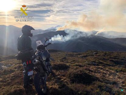 Vista general de uno de los incendios en San Roque de Río Meira, este domingo.