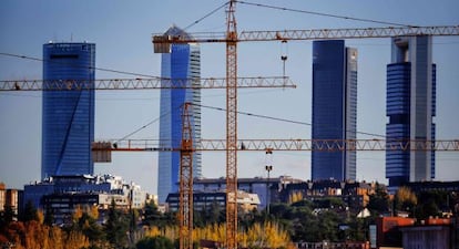 Gr&uacute;as de construcci&oacute;n en la zona de Montecarmelo, en Madrid.
