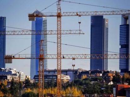 Grúas de construcción en la zona de Montecarmelo, en Madrid.