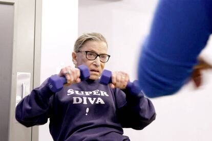 Imagen de 'RBG', con la juez protagonista en el gimnasio.