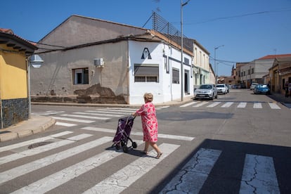 Una mujer camina por Milagro, pueblo de Cerdán.