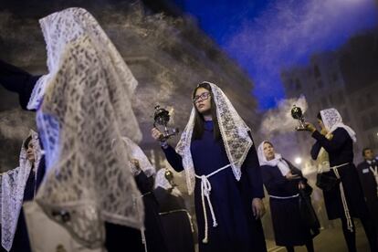 Los peruanos residentes en Madrid celebran una procesión religiosa en honor al Señor de los Milagros.