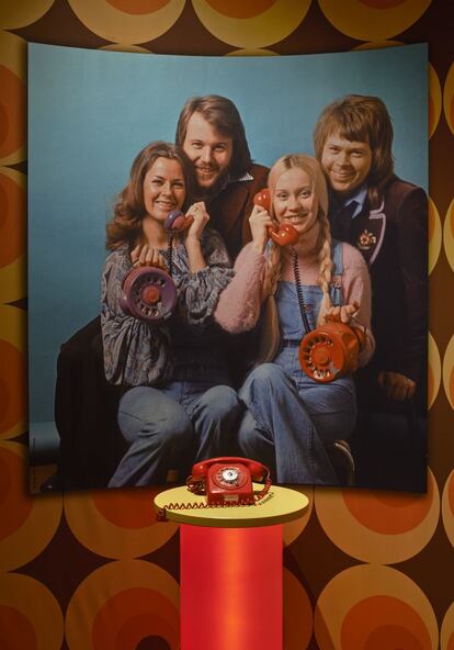 Este teléfono rojo, expuesto en el museo, conmemora el primer gran éxito del grupo, 'Ring Ring', en 1973, aunque sería su victoria en el Festival de Eurovisión de 1974, gracias a la archiconocida 'Waterloo', la que los lanzaría a la fama planetaria.