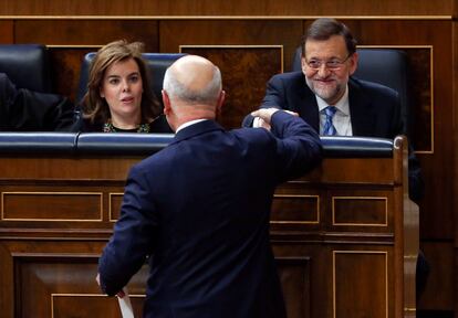 El portavoz de CIU en el Congreso, Josep Antoni Duran i Lleida, saluda al presidente del Gobierno, Mariano Rajoy, en presencia de Soraya Sáenz de Santamaría, después de su intervención en el debate sobre el Estado de la Nación en el Congreso de los Diputados, el 25 de febrero de 2014.