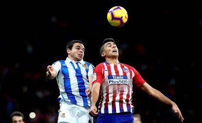 Luca Sangalli (izquierda), de la Real Sociedad, y Rodrigo, del Atlético, disputan un balón el 27 de octubre en el Wanda Metropolitano (Madrid).