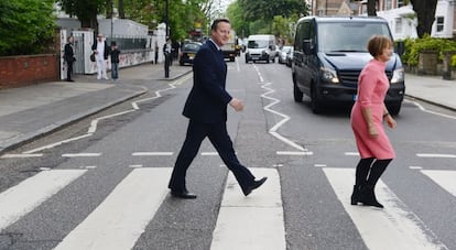 David Cameron recrea la portada del disco &#039;Abbey Road&#039; de los Beatles, en la calle londinense del mismo nombre, junto a la ex secretaria de Estado de cultura Tessa Jowell.