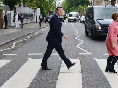David Cameron recrea la portada del disco &#039;Abbey Road&#039; de los Beatles, en la calle londinense del mismo nombre, junto a la ex secretaria de Estado de cultura Tessa Jowell.