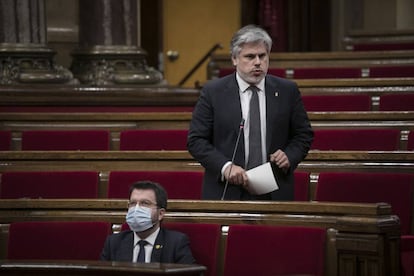 El 'president' Pere Aragonès y el líder de Junts en el Parlament, Albert Batet, en la sesión de control del Parlament de noviembre del año pasado